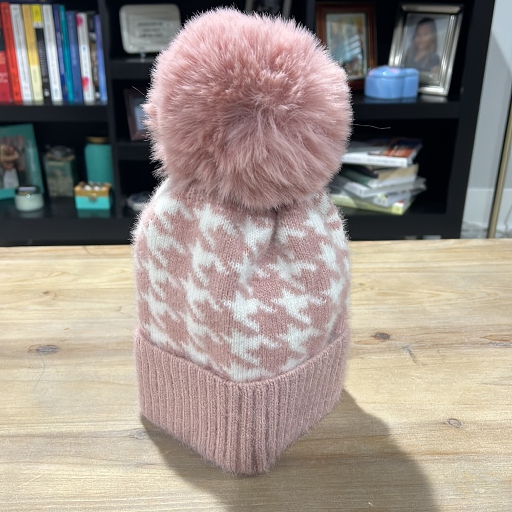 ๐ฅ $15 SALE Pink and white hounds tooth beanie hat New